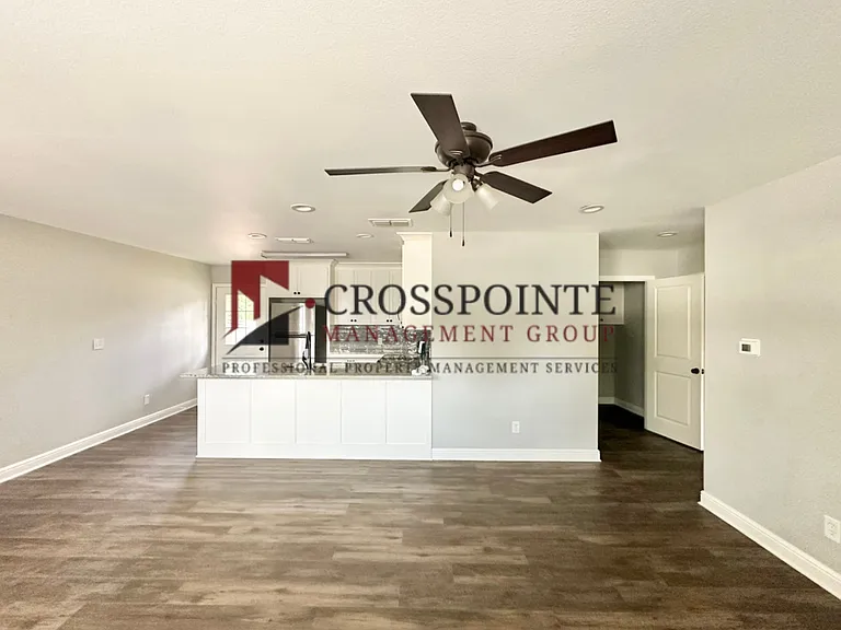 300 Pecan St — Photo 5