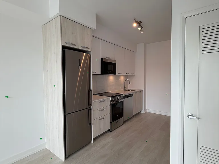 75 James St S #1323 — Photo 17