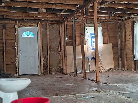 3rd image of 1704 Twickenham Rd