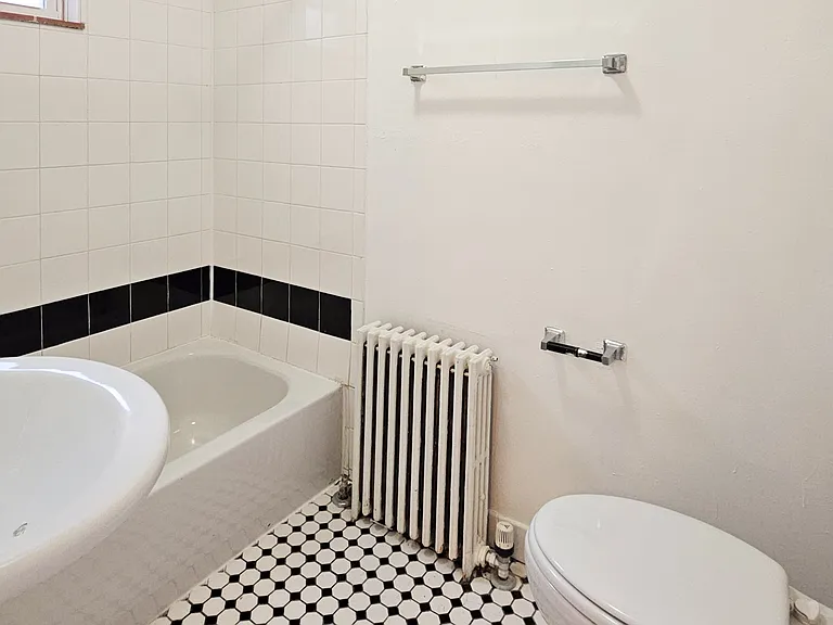 Unit B - Bathroom