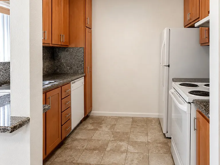 Carlmont Heights Apartments — Photo 8