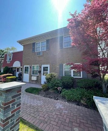 2nd image of 8 Springwood Dr