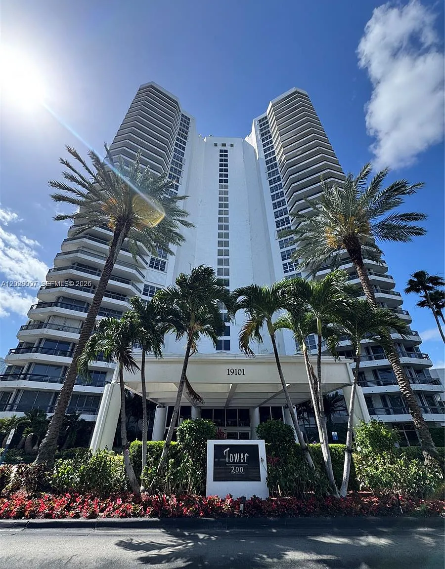 Mystic Pointe Condo No Th — Photo 2