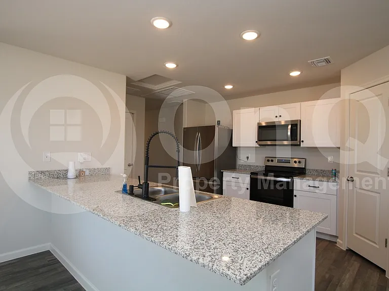 3750 N San Carlos Dr — Photo 3