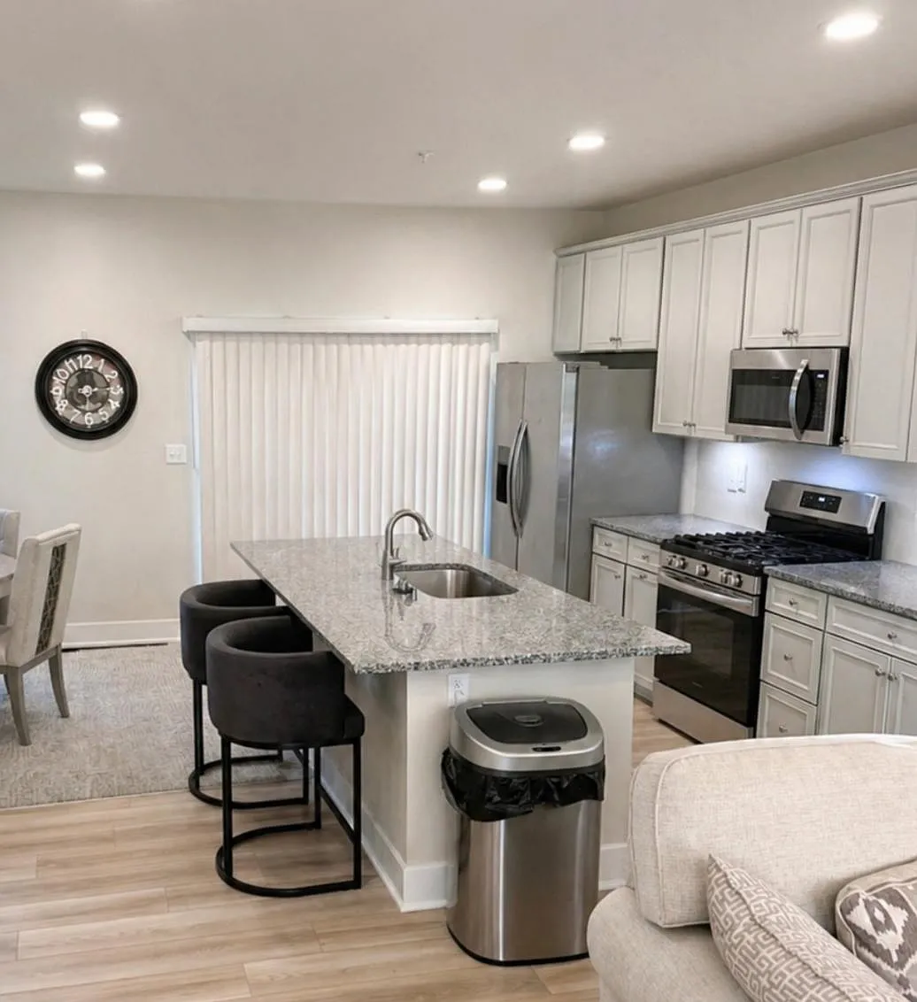 4 bed, 1.0 bath, 2000 sqft, $2,503 — Photo 2
