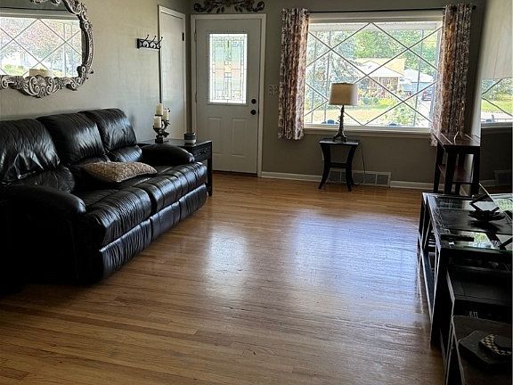 2nd image of 1579 Country Club Ave