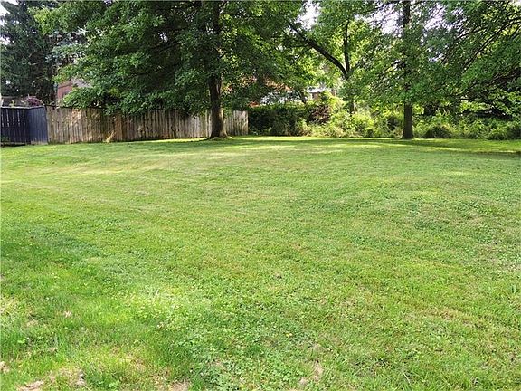 5th image of 380 Winfred Manor Dr