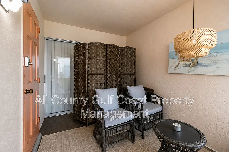 3 bed, 2.0 bath, 1054 sqft, $2,095 — Photo 3