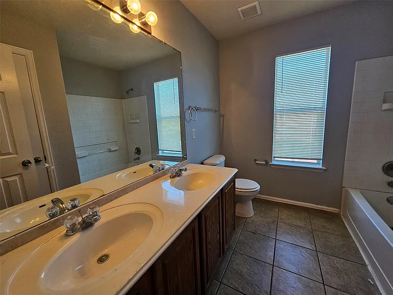 580 Hometown Pkwy — Photo 31