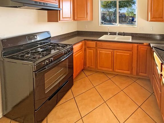 5th image of 2860 N Estrella Ave
