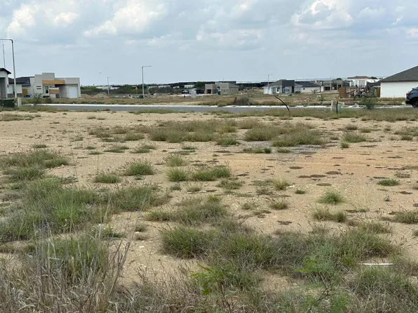 6807 La Cumbre Dr, Laredo, TX 78043