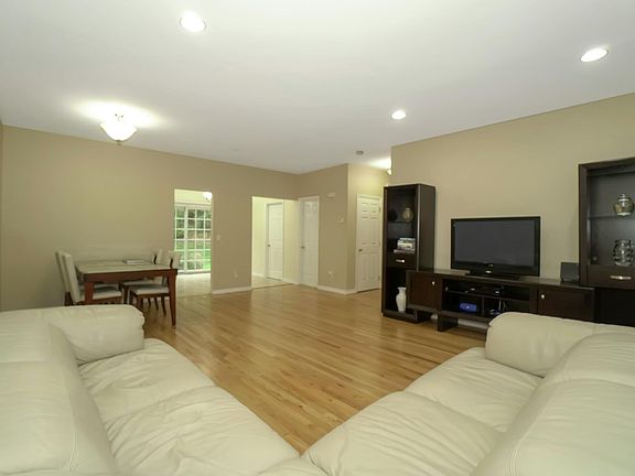3rd image of 52 Chelsea Dr