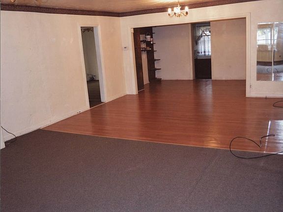 2nd image of 2211 N Minnie Ln