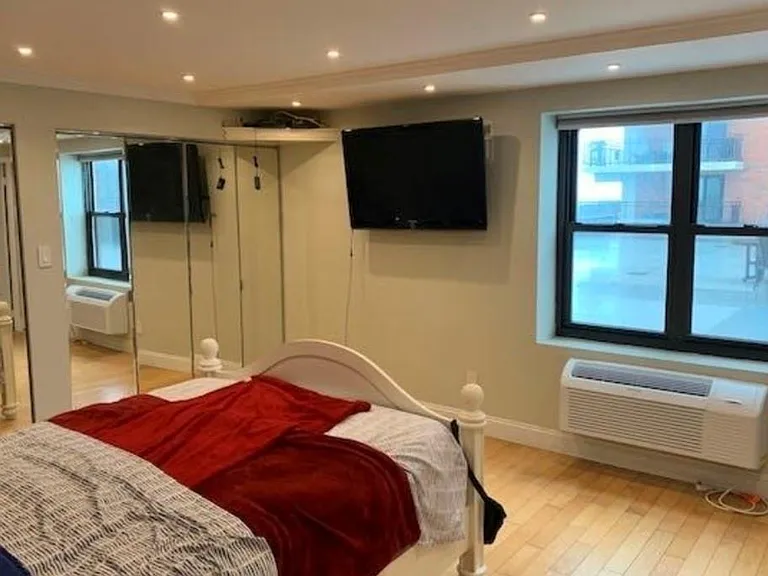 220 W Broadway #104 — Photo 8