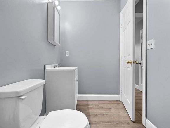 5th image of 5-7 Warner St #2B-1Ba-900Sqft