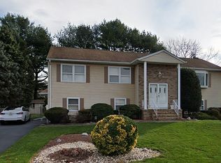 5 Voelker Rd, Fairfield, NJ 07004