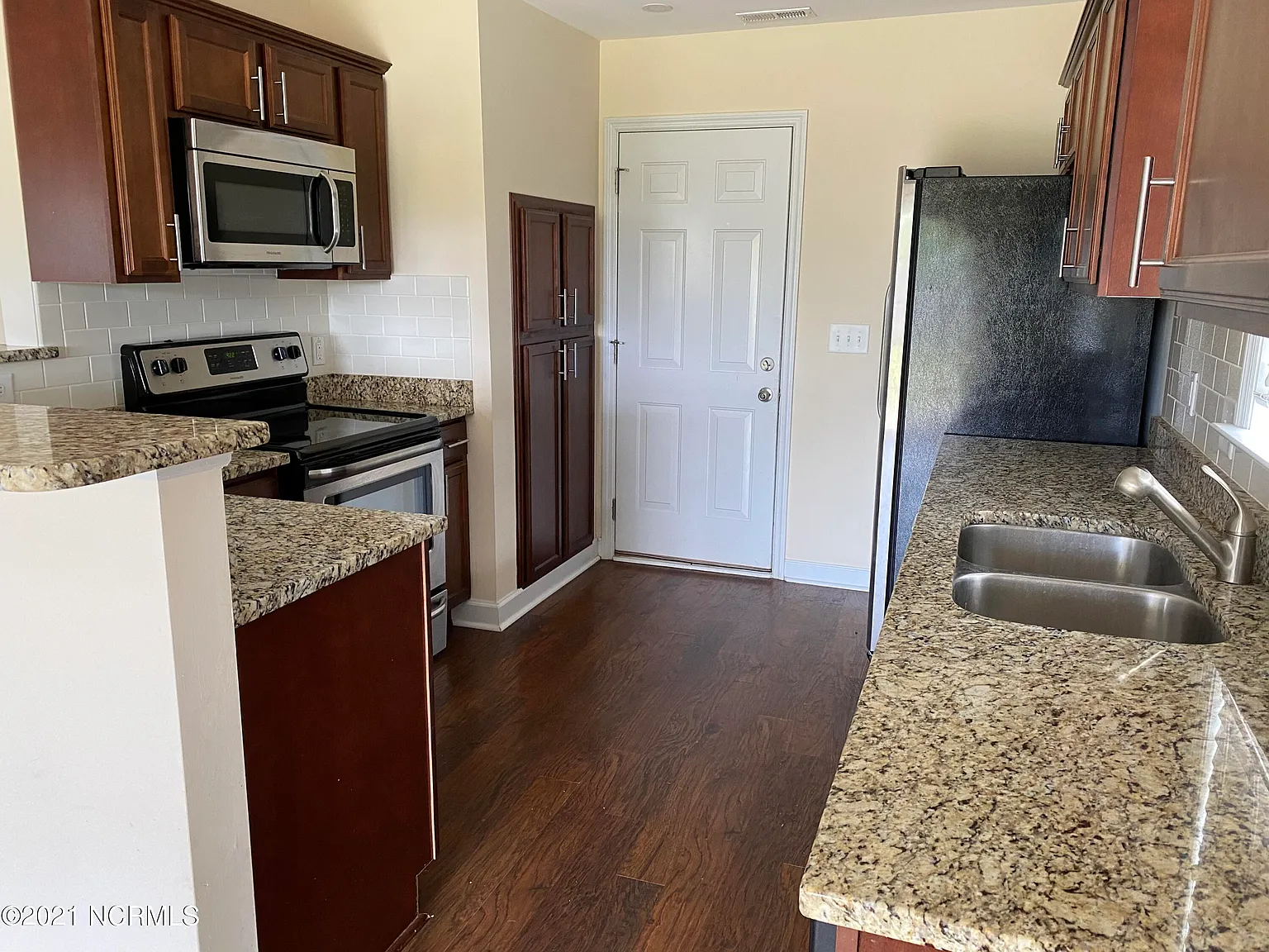 4 bed, 3.0 bath, $2,000 — Photo 2