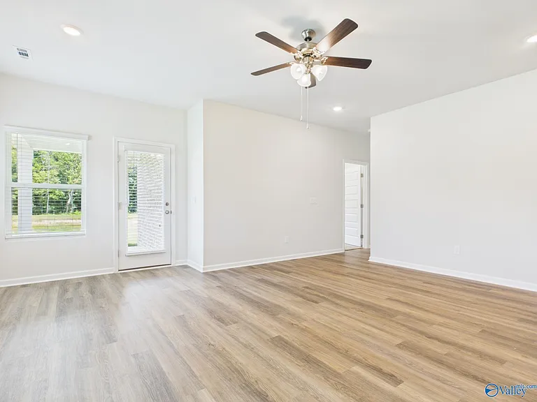 1325 Eidson St — Photo 4