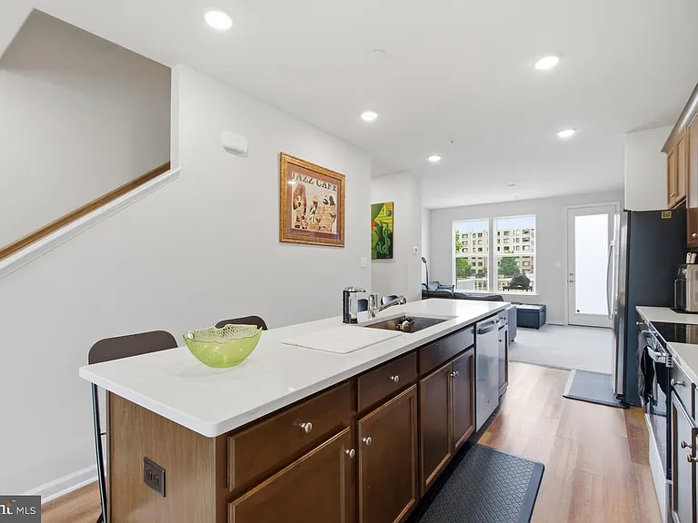 3469 Carnaby St — Photo 7