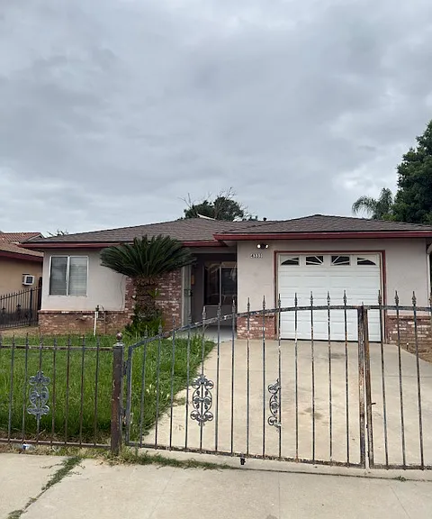 4335 N Ellendale Ave — Photo 1