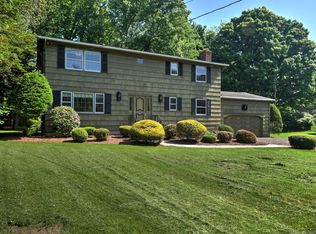 105 Robinwood Rd, Hamden, CT 06517