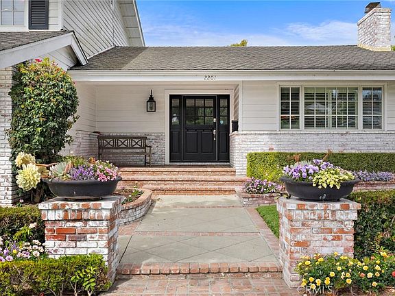 2nd image of 2201 Aralia St