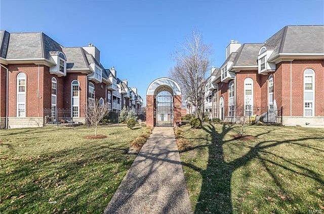 Welcome Home to 4225 West Pine Blvd. #5