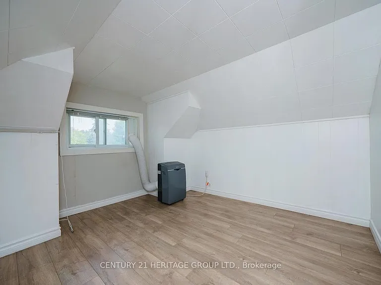 203 Hibbert Ave — Photo 20