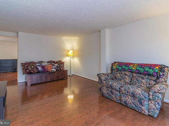 3rd image of 16211 Henderson Ln