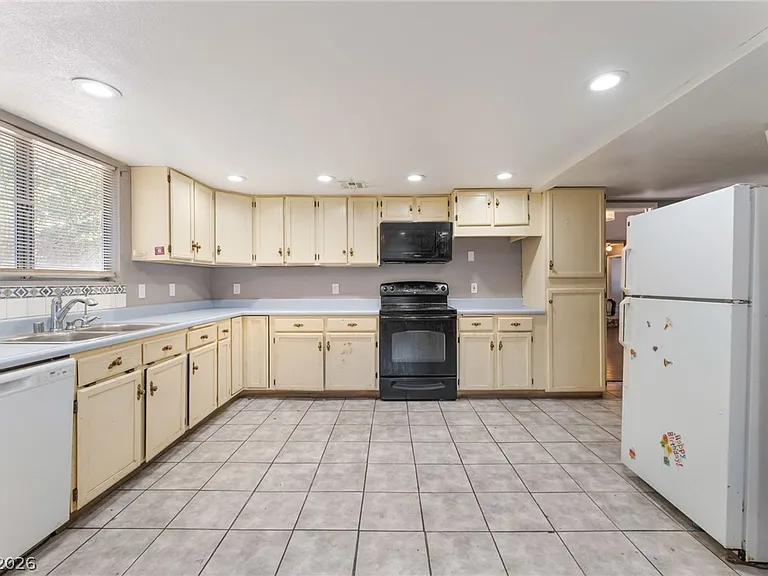 4268 Hampshire Cir — Photo 6