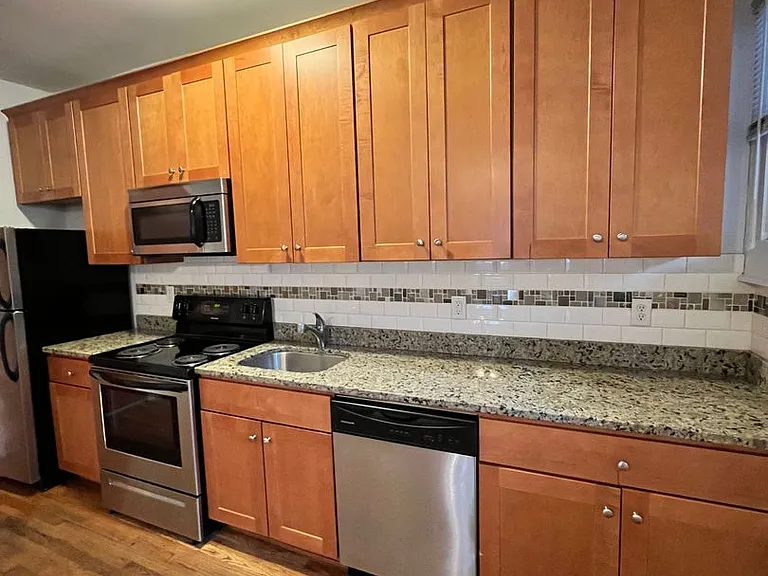 1121 W Grace St — Photo 5