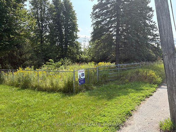 4th image of 122 King St W