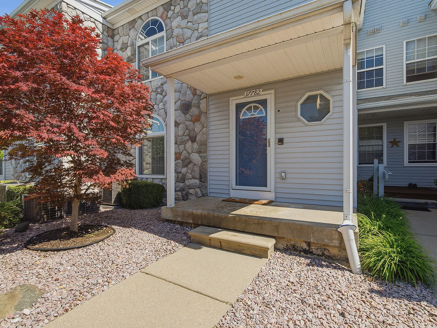 3 bed, 3.0 bath, 2242 sqft, $2,800 — Photo 1