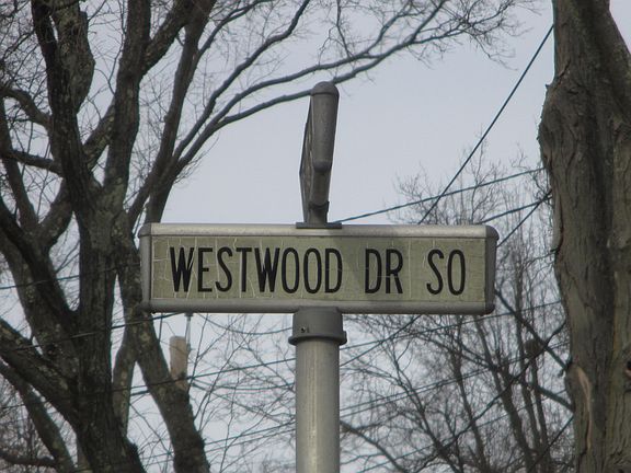 5th image of 22 Westwood Dr S
