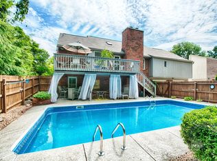 2012 Bainbridge Row Dr, Indian Hills, KY 40207
