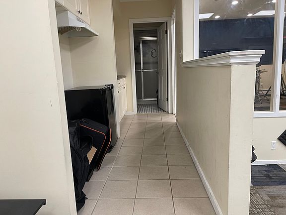 4th image of 95 Oxford Ave #1