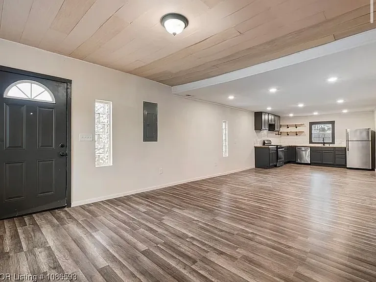 211 W Houston St — Photo 6