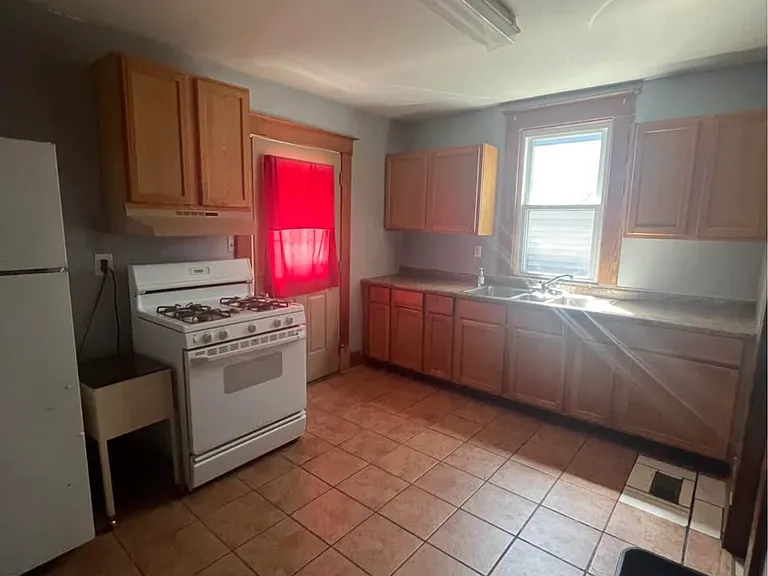 1009 E Washington St — Photo 6