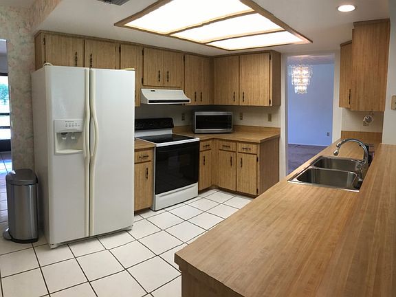 3rd image of 20 Knollwood Ct