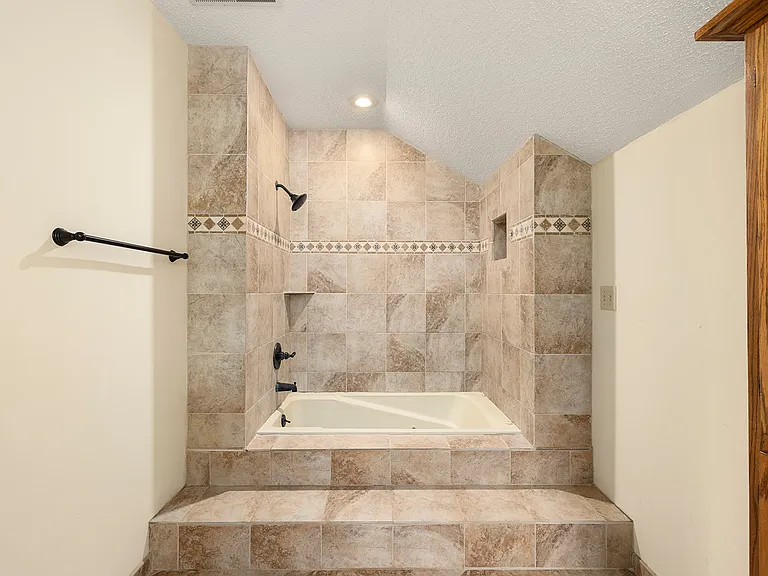 3753 N Pickwick Ave — Photo 13