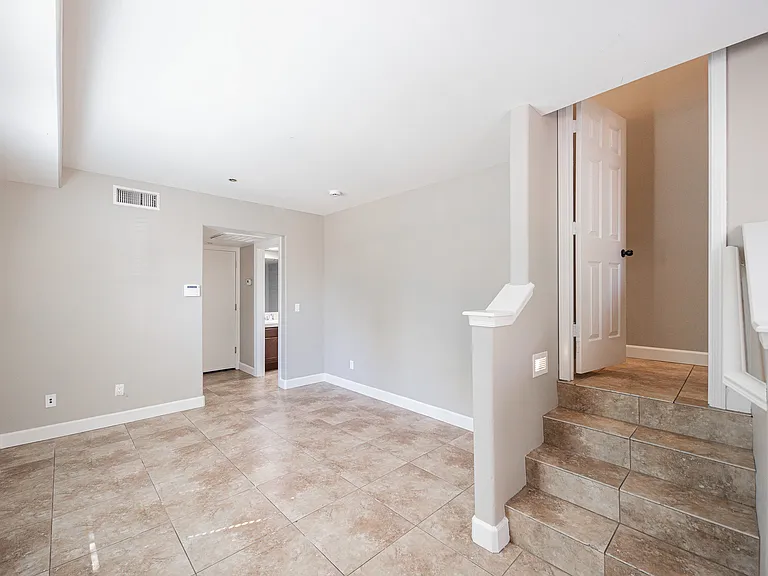563 W 6th St — Photo 11
