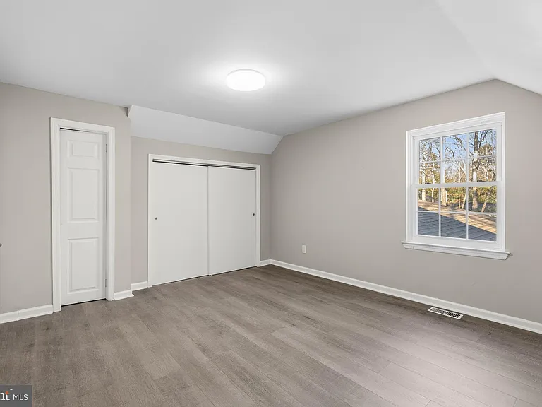 221 Oak Ln — Photo 27