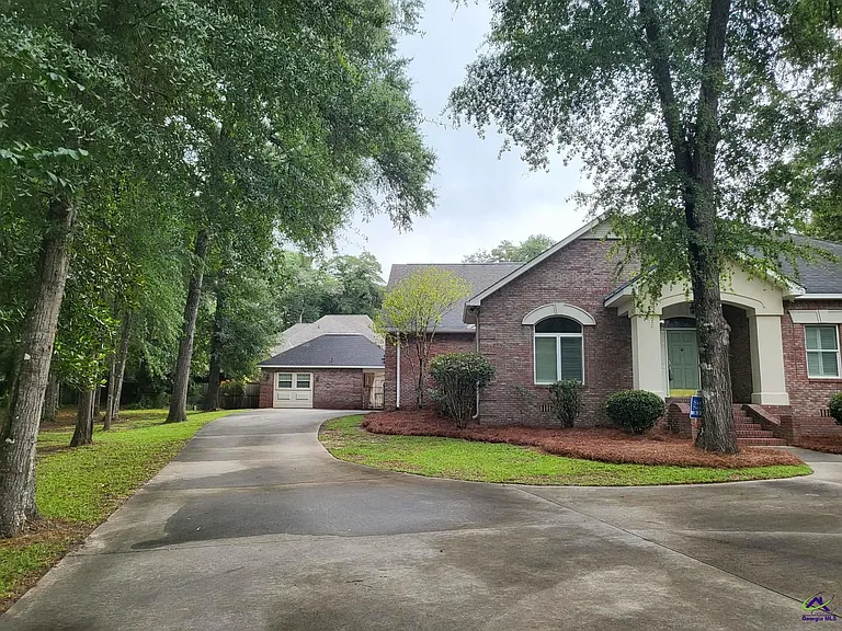406 Royal Crest Cir — Photo 2