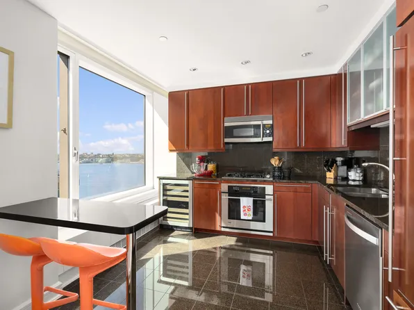 240 Riverside Boulevard image 3 of 8