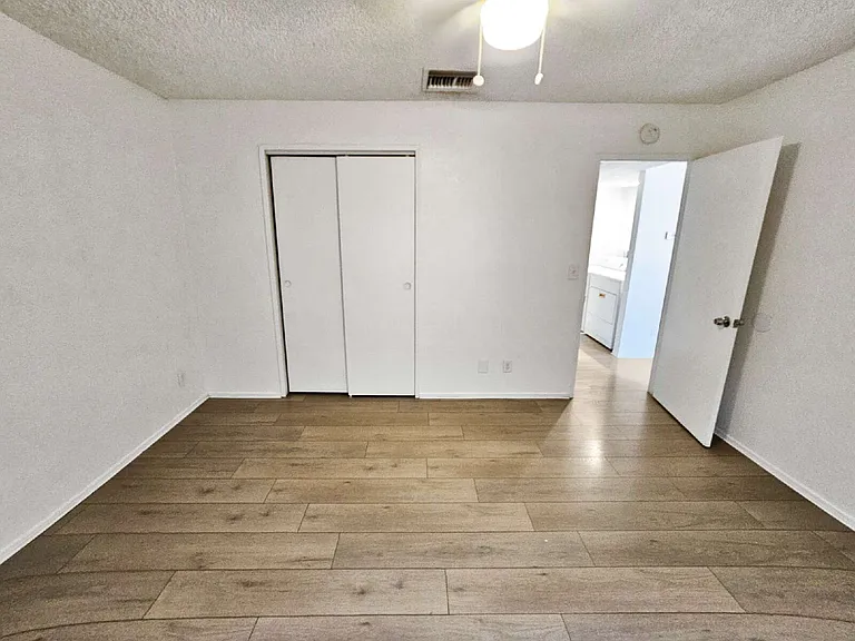 201 S Sunset St #B — Photo 7