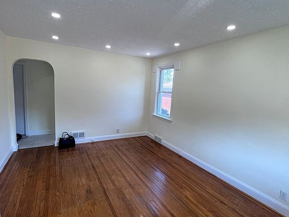3rd image of 224 College Ave