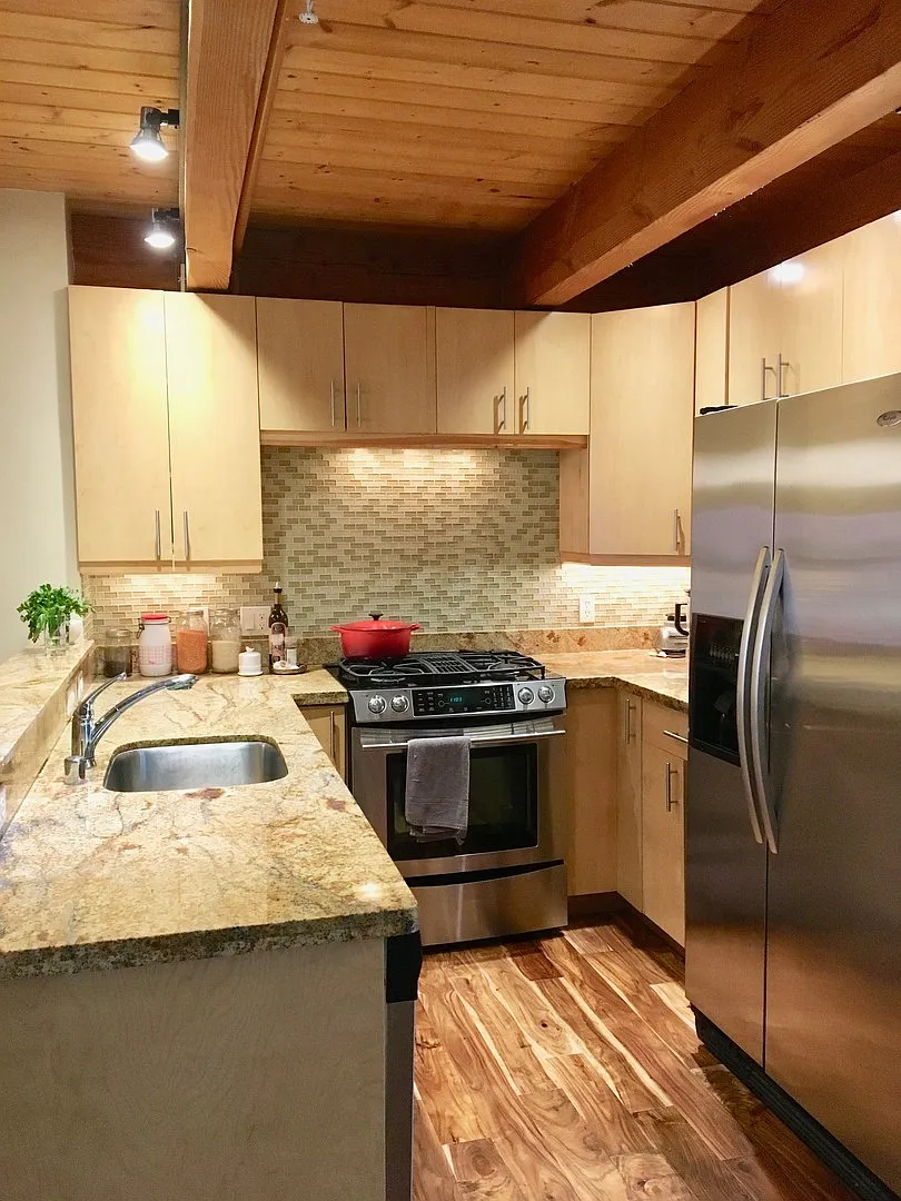 Spacious Townhome In the Heart Of Central District! — Photo 4