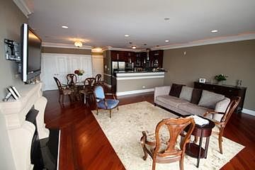 2nd image of 4755 N Kilbourn Ave Unit 1B
