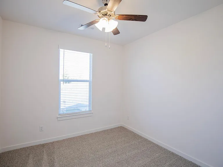 136 S Broyles Ave — Photo 9