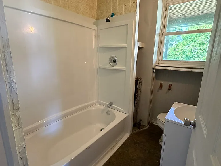 568 Main St #6 — Photo 12